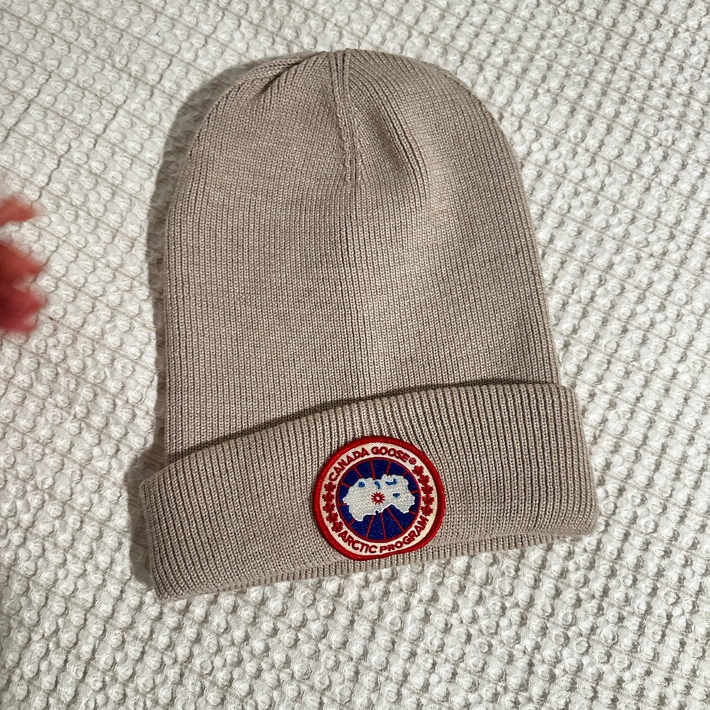 Canada Goose authentic hat one size. 
Barely used